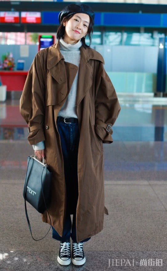 童瑶竟穿黑丝带白裙装嫩,竟有些可爱是怎么回事!