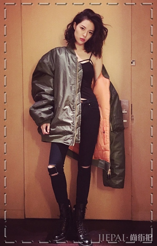 钟楚曦棉服不穿身上却挂包上,宁愿挨冻也要抢镜?