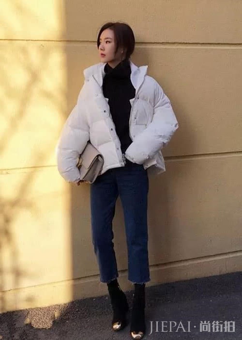今年冬天用白色羽绒服抢镜,提升你的优雅形象