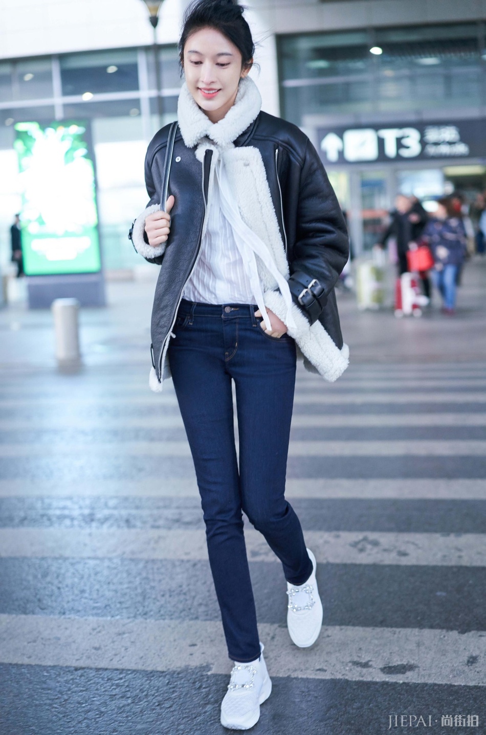 张俪机场街拍夹克搭配牛仔裤帅气秀长腿