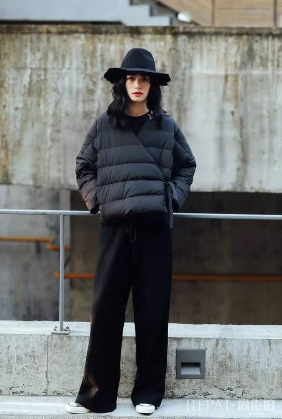 欧美最新街拍，羽绒服+阔腿裤，轻松提升你的气场