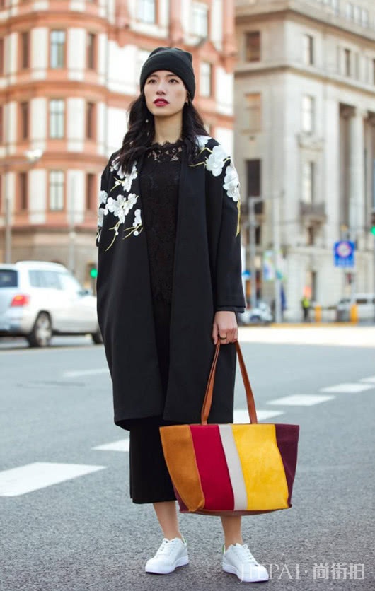 冬天裙子+小白鞋,搭配优雅又不失趣味,你有心动吗?