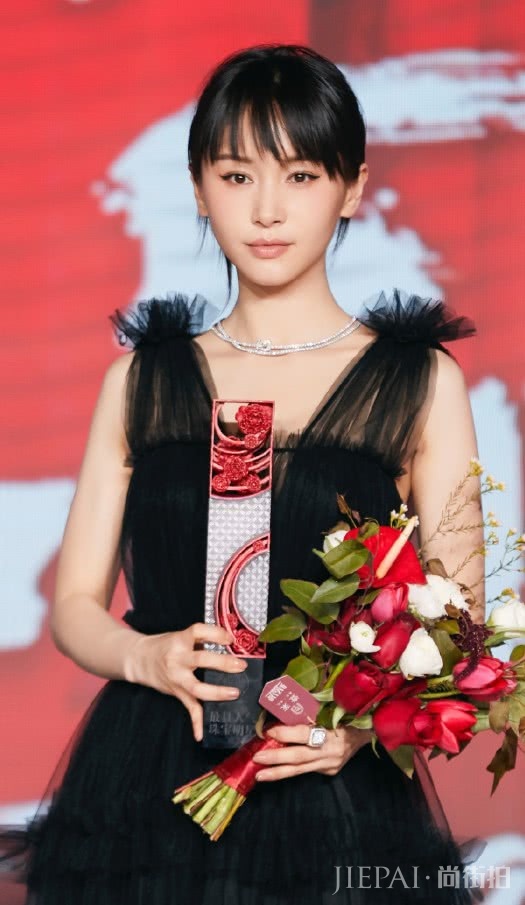 王子文将“4条裙子”叠一起增高,这身材比例真绝!