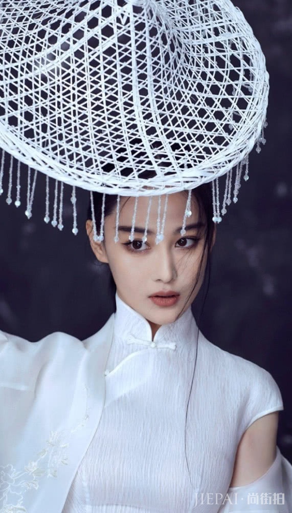 张馨予化身侠女，眼神灵动气质卓越，英气十足！