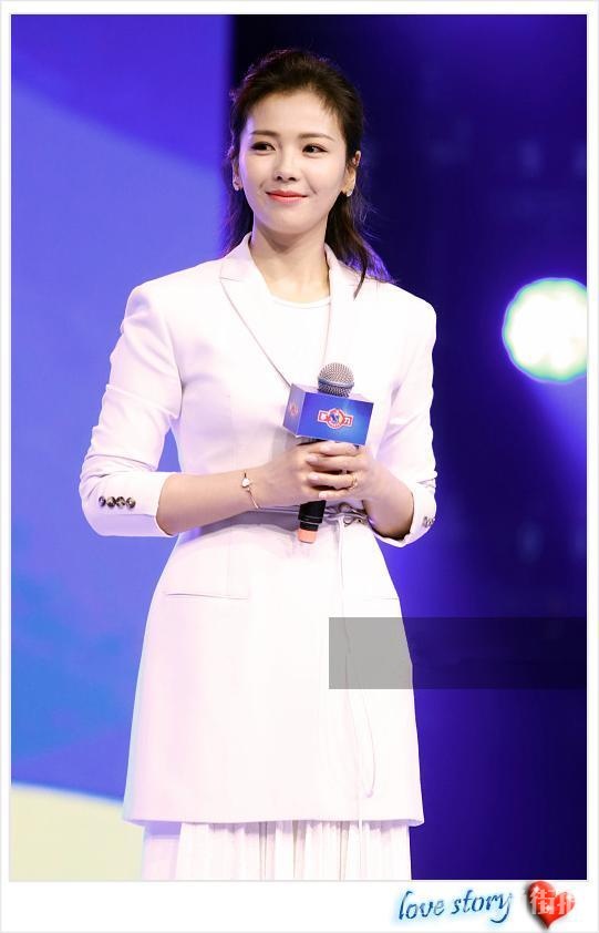 刘涛穿长款西装配百褶裙,清纯得如一朵白莲花!