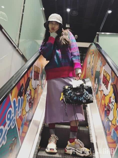 金泫雅ins晒私服穿黄色打底裤,搭配的好有个性