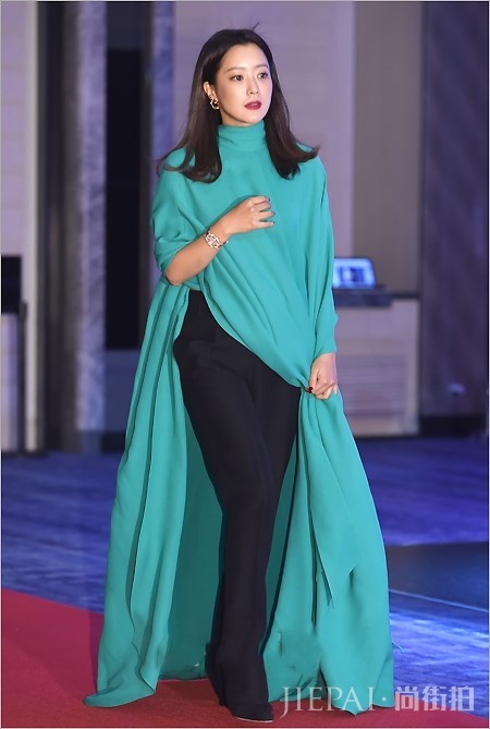 韩彩英不老,全智贤女王范,她最敢穿!