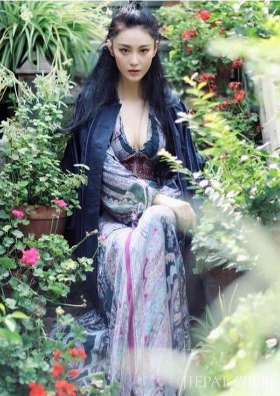 张馨予婚后初现机场,纤纤细腿日常时装大秀
