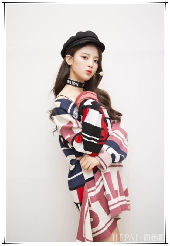 杨超越离开浓妆加持眼睛暗淡又无神