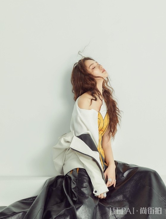 林允黑皮裙也能穿出高定风，一般人学不来！