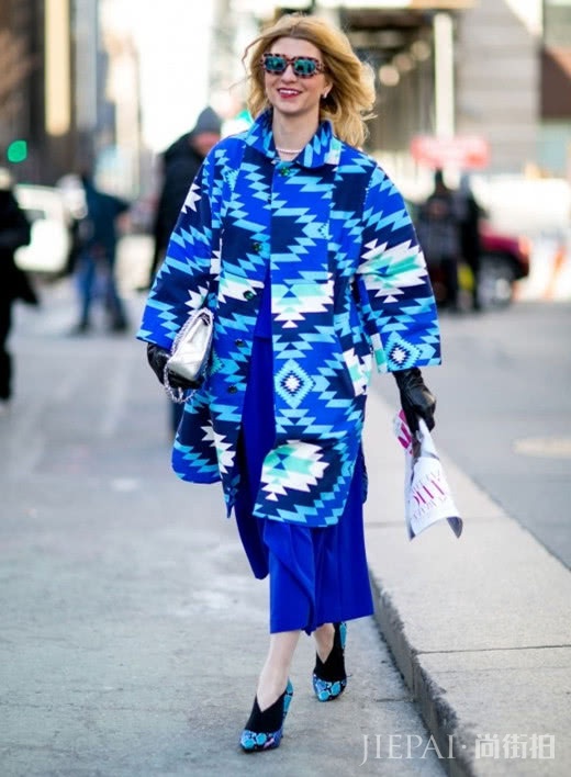 和素色大衣说再见,冬天用印花大衣来演绎时尚,好看又吸睛