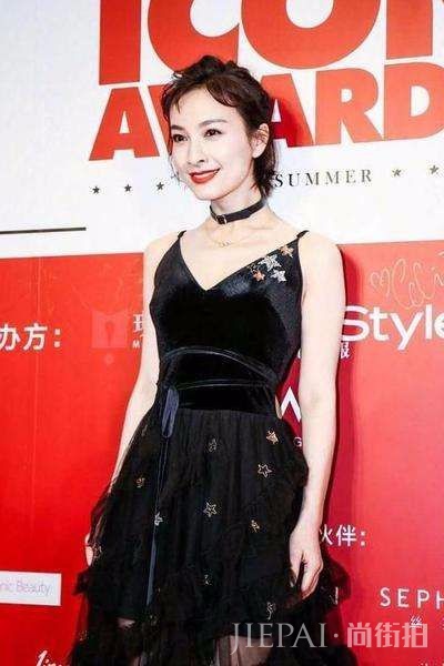 吴昕穿新年红的裙子,挥舞红纱一转身太惊艳了!