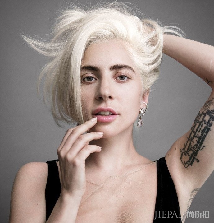 艾薇儿淡妆仙气十足还撞脸贝嫂？