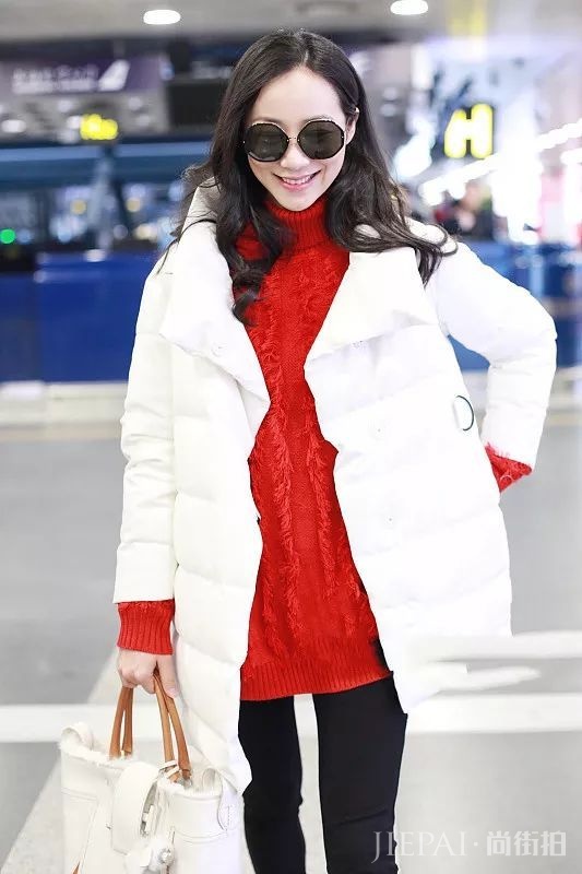 韩雪红毛衣搭配白色羽绒服减龄甜美!
