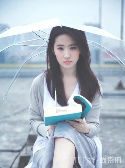 刘亦菲放飞自我?紧身套装,暴露霸屏长腿!