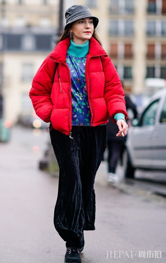 街拍示范 这几款红色羽绒服的搭配让你冬季暖暖的