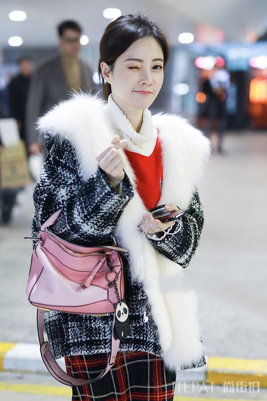 冯提莫厚实羽绒服搭配开叉牛仔裤，衣品开挂！