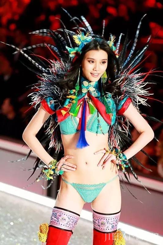 奚梦瑶新造型全身惨白如“贞子”!