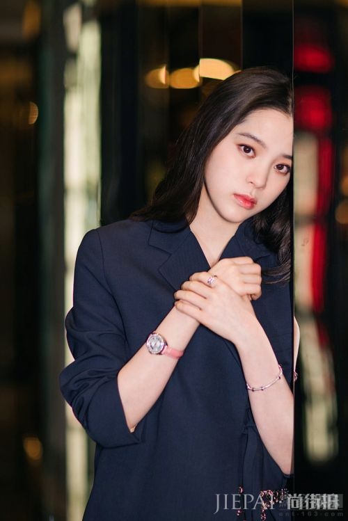 欧阳娜娜变回清纯长发 西装配短裤秀出美腿