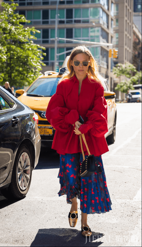 半身裙怎么搭配好?用超高饱和度半身裙打造街头时尚风