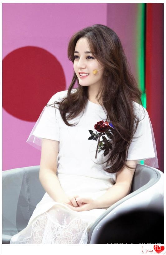 迪丽热巴白色纱裙，搭白色T恤散发着青春与活力的气息