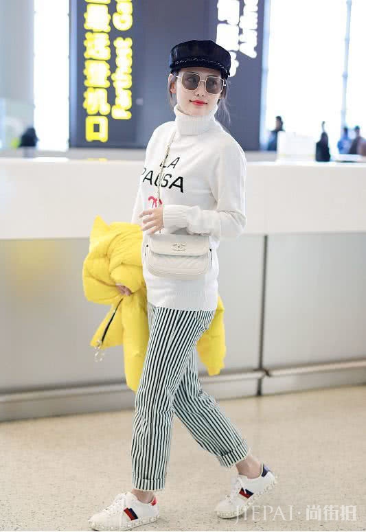 御姐陈乔恩PK辣妈张嘉倪,日常私服中搭配下谁才更胜一筹?