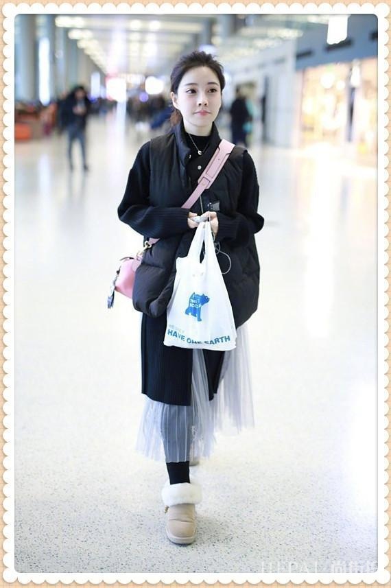 冯提莫机场秀清纯又养眼，不是见光死？