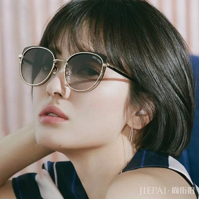 宋慧乔穿深 V 礼服代言美照曝光！到底是看墨镜还是看乔妹？