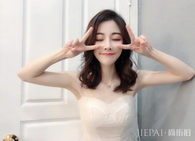 冯提莫登时尚杂志封面，写真照野性十足