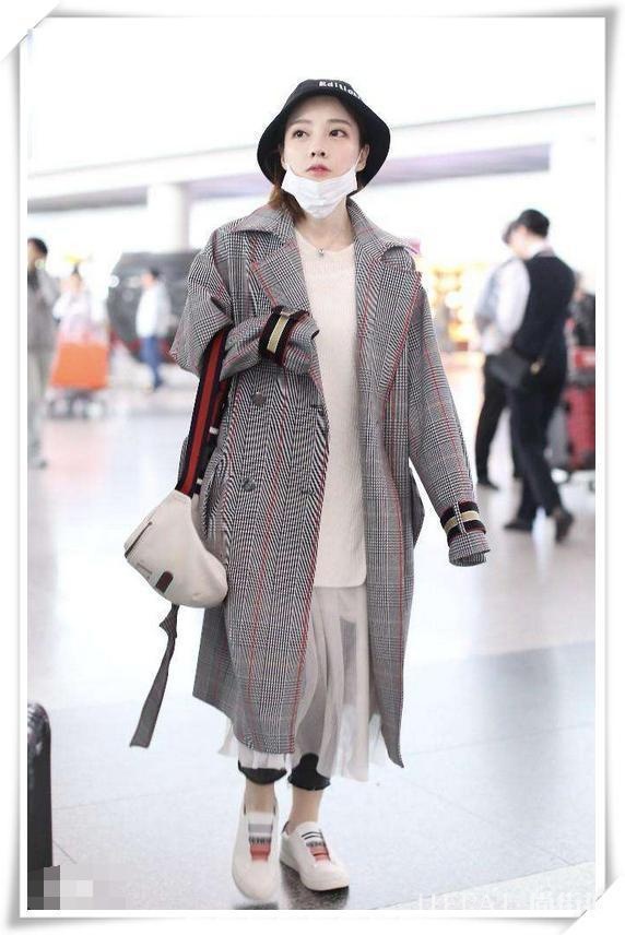 冯提莫穿平底鞋秀出大长腿