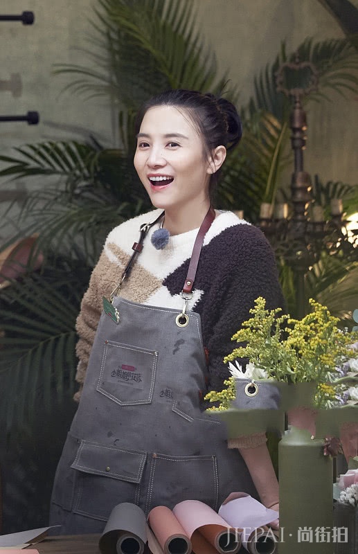 宋佳欧阳娜娜开花店人比花娇!戴围裙开怀大笑,气质独特惹人喜欢