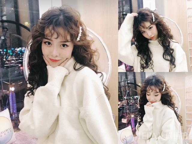 2019年适合脸大的女生的“筷子烫”发型!