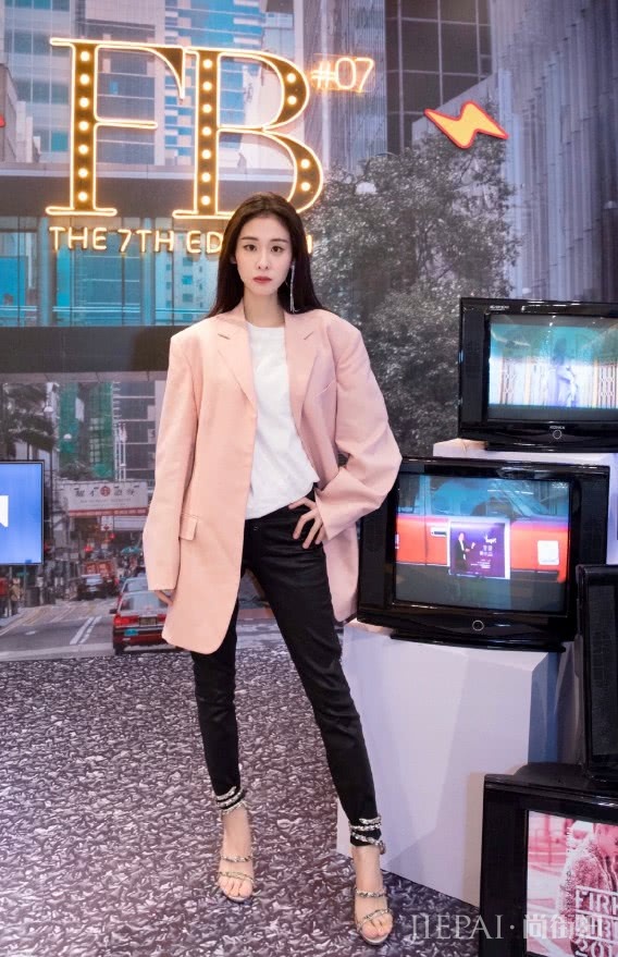 张碧晨长西装居然配上“蚊香鞋”，轻松凹出大长腿！