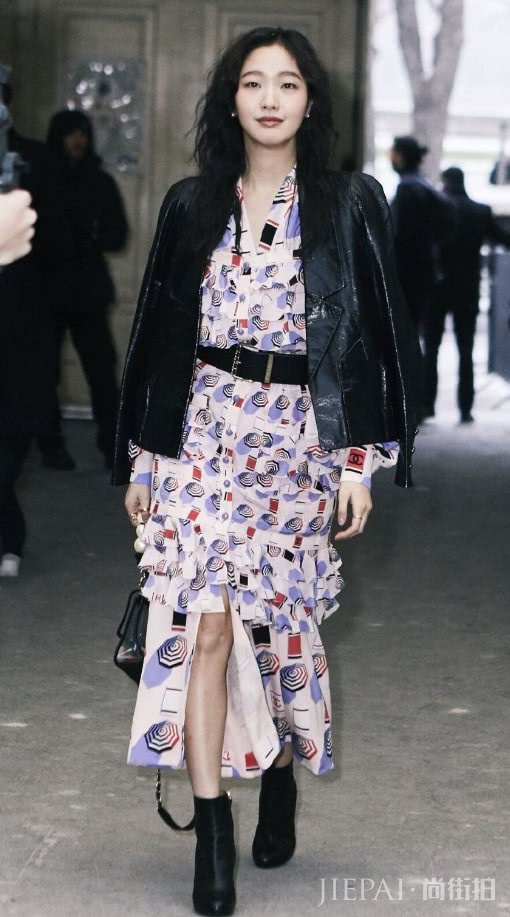 “韩国周冬雨”金高银惊艳亮相，雨伞裙美得头晕了！