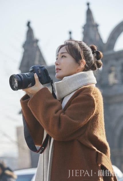 秦岚乔妹同穿驼色大衣,瞬间有了少女感