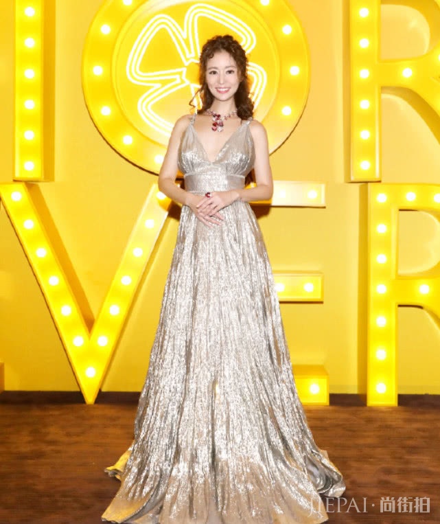 林心如一袭香槟色长裙，完全是油画里走出的公主！