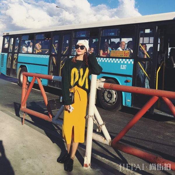 开叉长裙塑美臀,媲美女神的36D