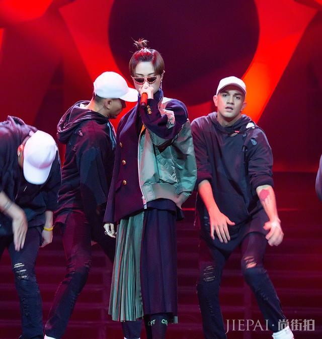 李宇春红色皮衣搭配过膝靴又帅又美，气质令人惊艳