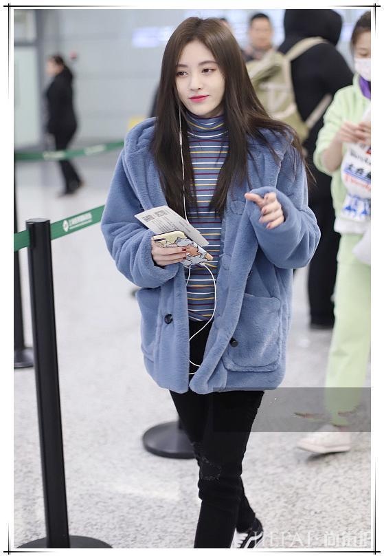 鞠婧祎毛绒外套搭配高领衣,冬季这样穿保暖又显气质