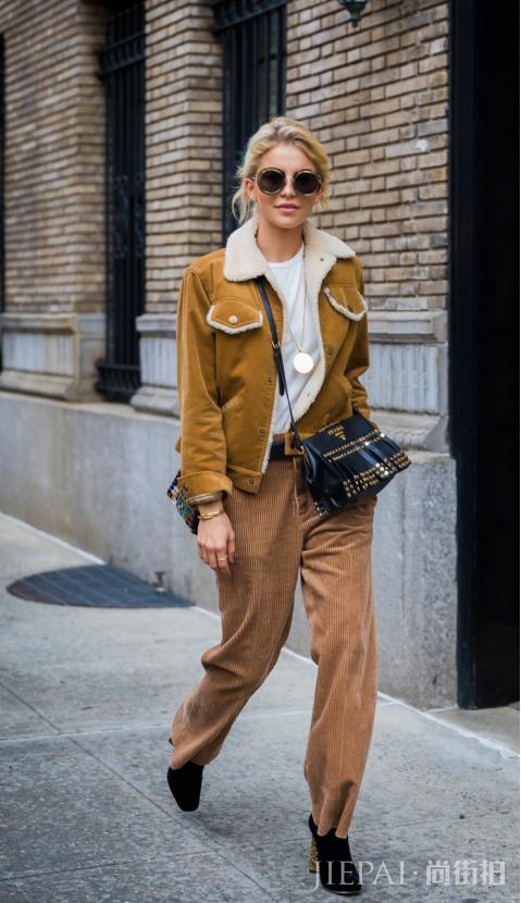 灯芯绒裤子配什么鞋 恨天高or运动风怎么选