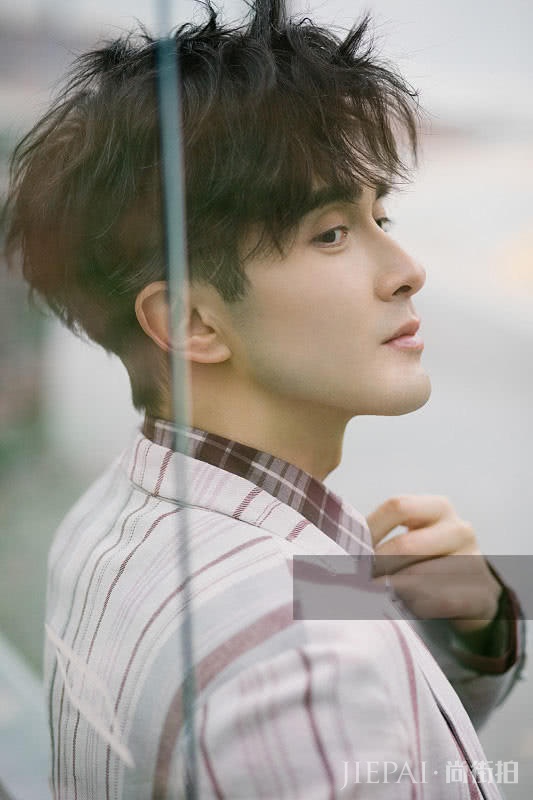 高伟光米兰街拍“侧颜杀”太厉害！穿上西装做型男，但这鞋子抢镜