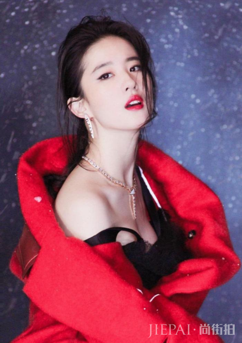 刘亦菲拥有一张16岁的脸蛋, 文艺风的穿搭像是学生妹