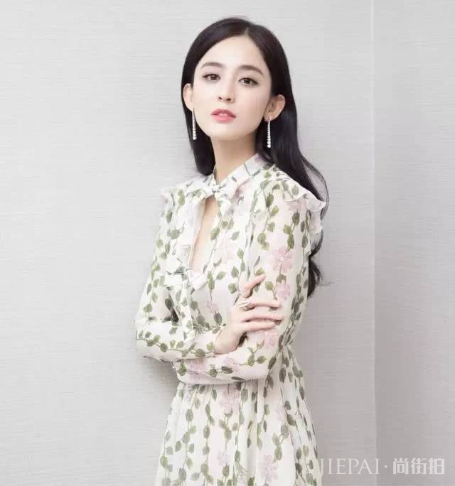 古力娜扎换新发型登时尚杂志,烫复古小卷发,俏皮可爱如油画少女