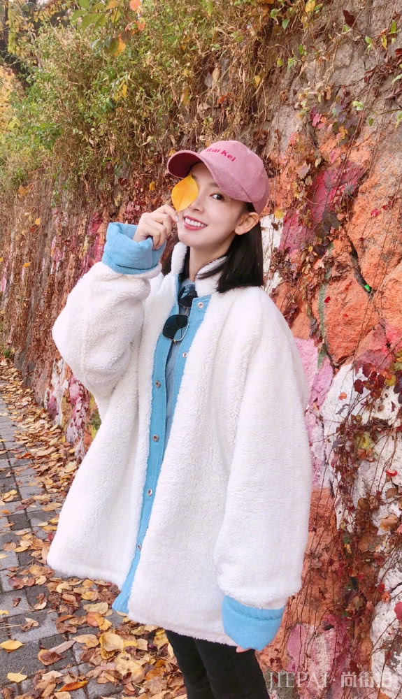 陈瑶留短发真是太好看！背带裤+毛衣穿搭出了新的时尚感！