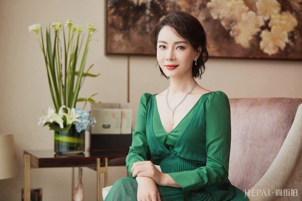 陈数《幕后之王》中短卷发利落又干练!