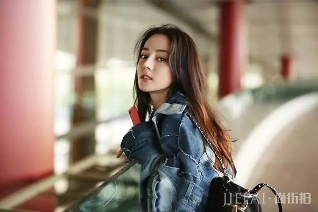 迪丽热巴宽松裤看不到腿,只有针织衫撑场