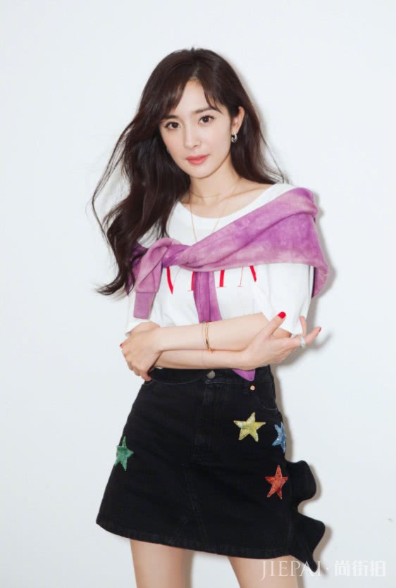 杨幂国际代言，三位超模为她弯腰弓背，又给中国长脸了