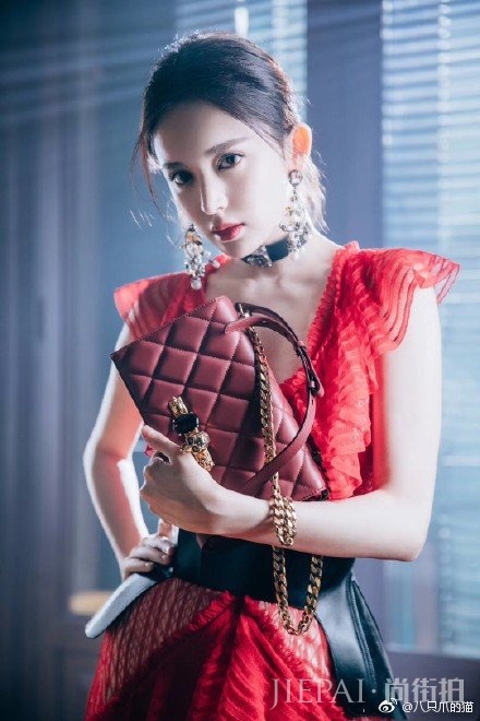 钟楚曦撞娜扎同穿性感连衣裙,谁更胜一筹