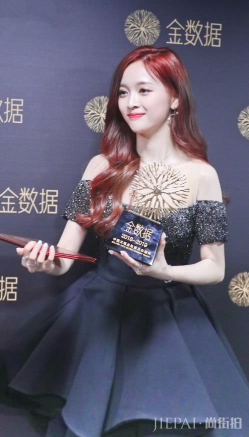 吴宣仪一条晚礼服秀腿秀锁骨,身材好怎么穿都行!