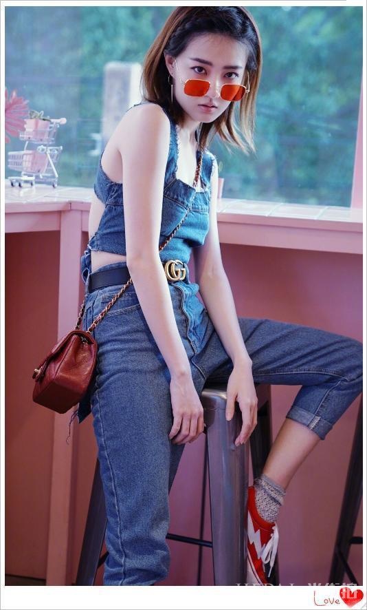 徐璐公主编发配蕾丝裙美炸了，大腮帮子方脸太有范儿